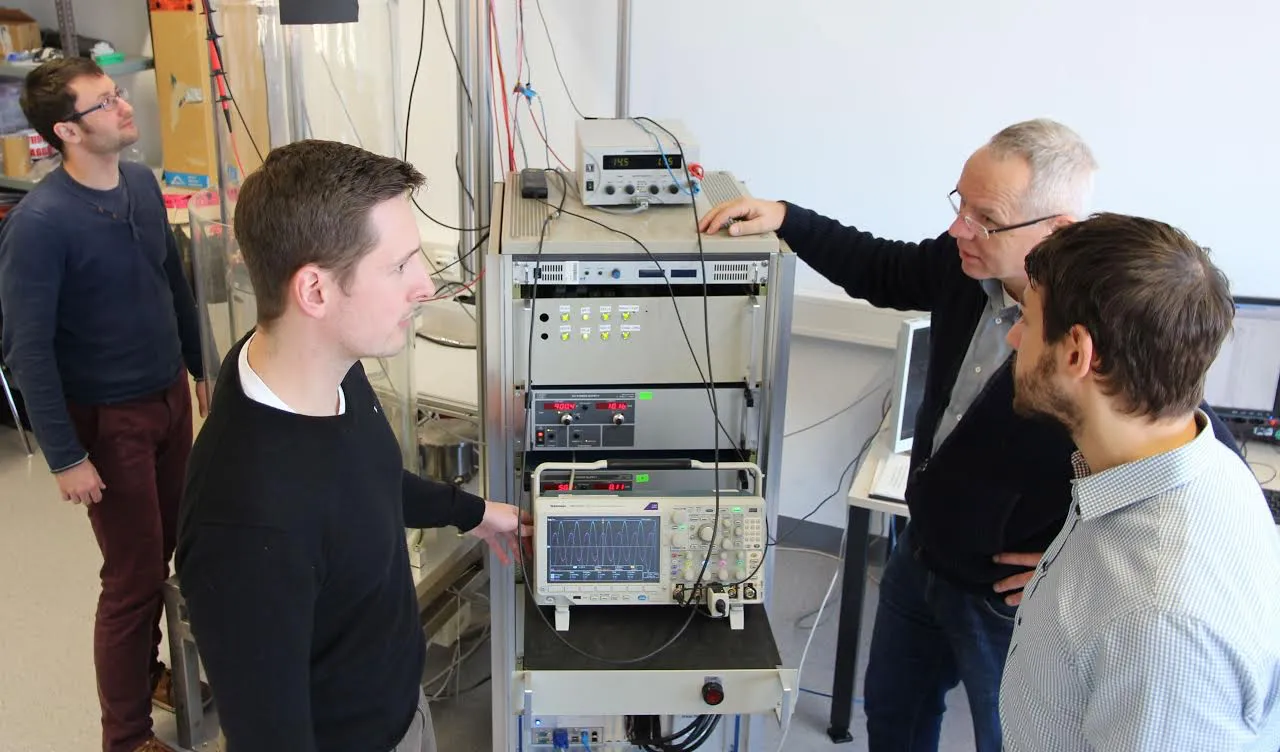 Laborbesprechung in der Nachwuchsgruppe Raumfahrtelektronik (von links): Niklas Wolf, Timo Baruth, Prof. Uwe Probst und Jens Simon. Foto: THM/Armin Eikenberg